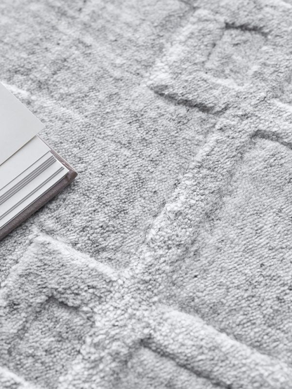 Cleo Modern Light Silver Area Rug - Elegance Collection