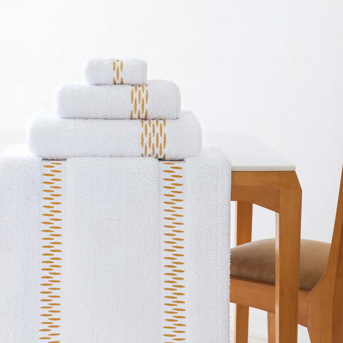 Alhambra White & Gold Luxury Bath Rug