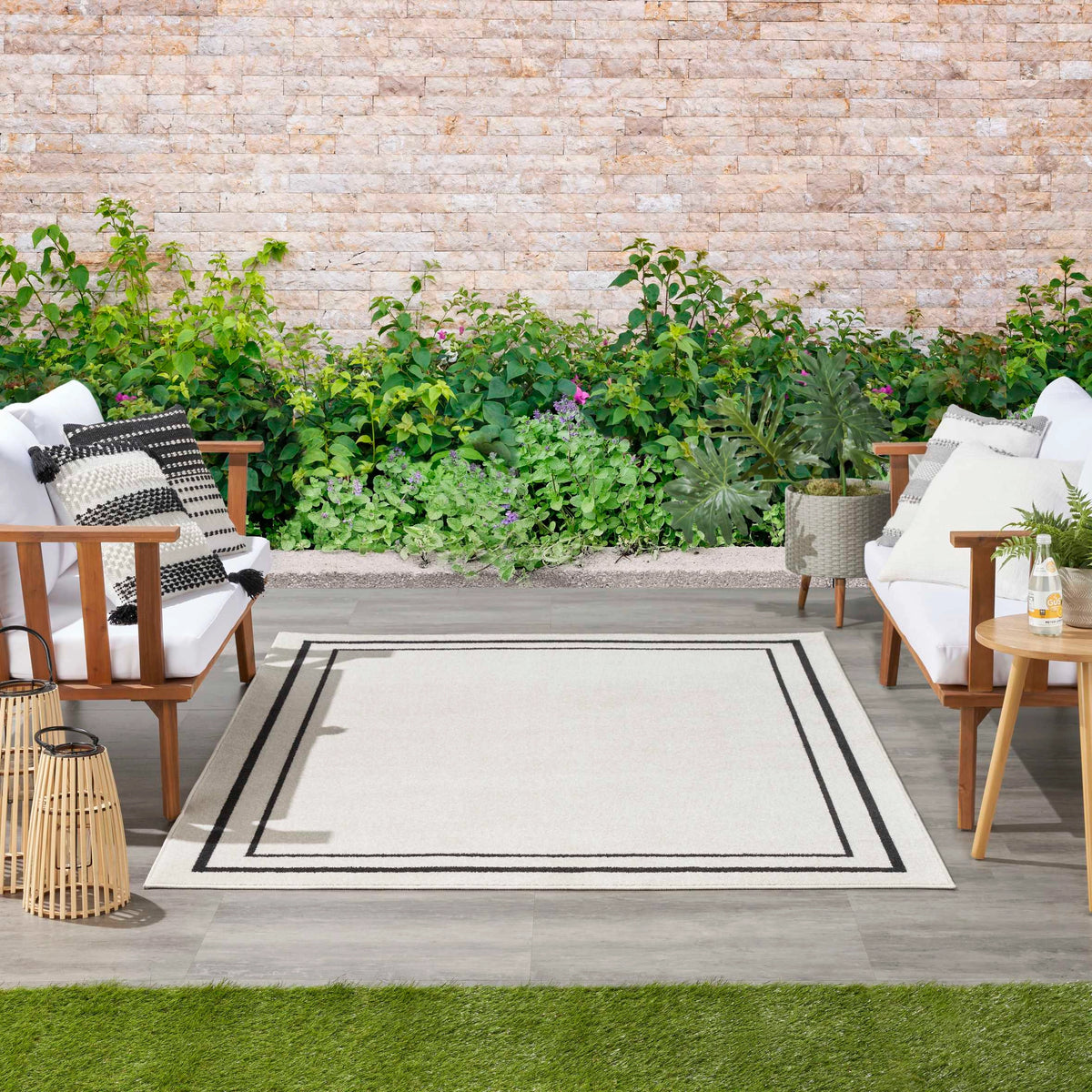 Ainslee Indoor/Outdoor Ivory & Black Area Rug - Elegance Collection