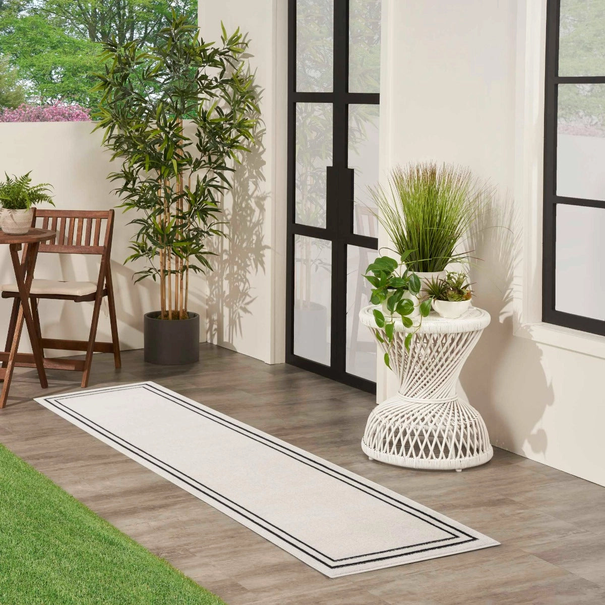 Ainslee Indoor/Outdoor Ivory & Black Area Rug - Elegance Collection